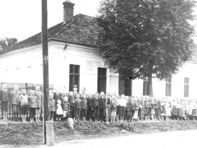 Historická fotka školy z roku 1922