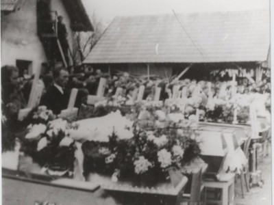 Pohreb zavraždených Ladčanov