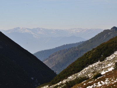 Račkova dolina, v pozadí Nízke Tatry