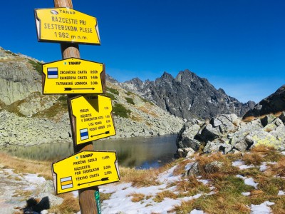 Sesterské pleso, v pozadí Priečne sedlo, Žltá veža, Prostredný Hrot