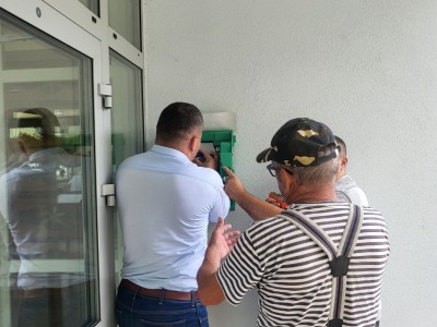 Externý defibrilátor (AED) na Obecnom úrade v Ladcoch 2023